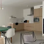 Huswell - Modern One Bedroom Apartment With Lateral Sea View
